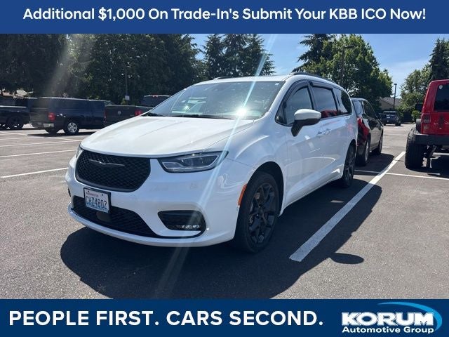 2023 Chrysler Pacifica Touring L AWD's photo