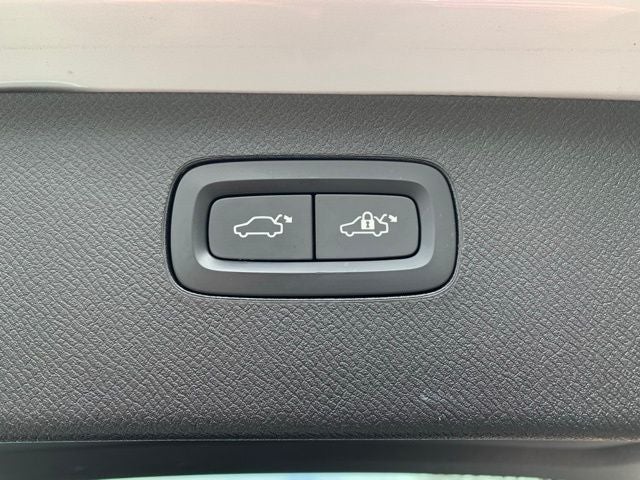 2021 Volvo XC90 T6 Momentum